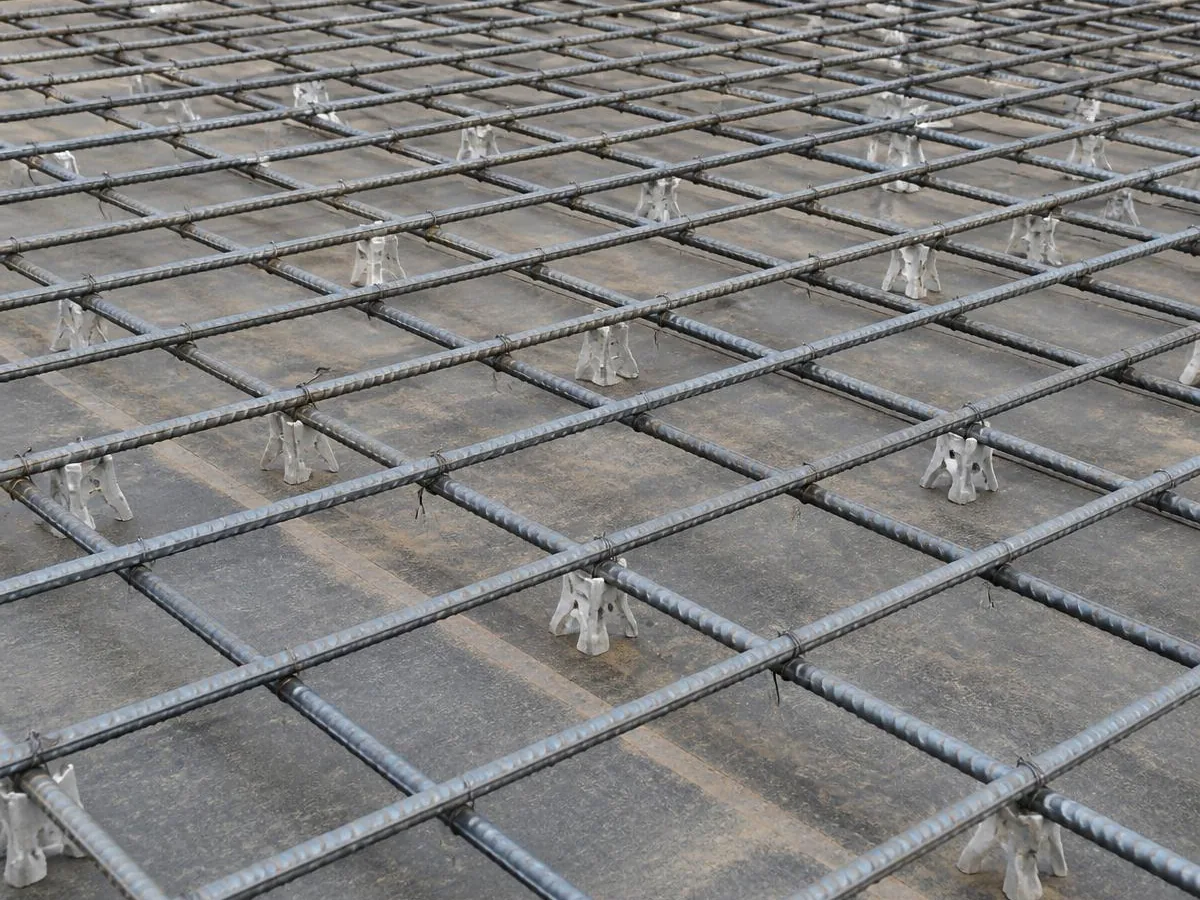 Materialdetail einer Deckenbewehrung aus gerippten Stäben auf Abstandhaltern